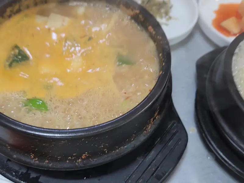 뚝배기에 담겨 보글보글 끓고 있는 청국장