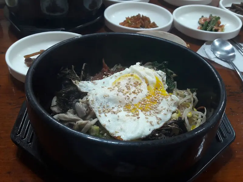 나물과 계란이 올려진 비빔밥