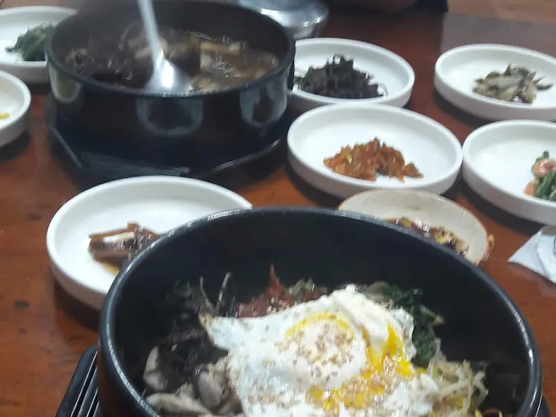 한 상 가득 차려진 음식