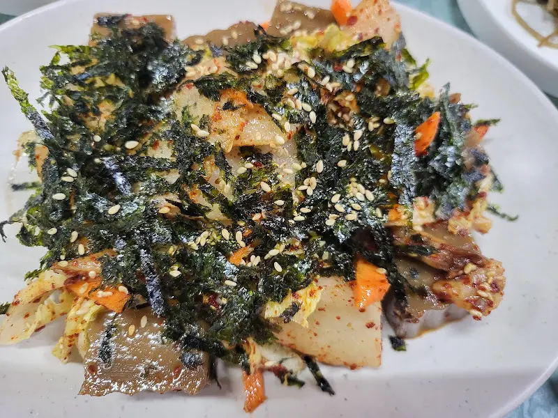 해초가 곁들여진 묵 요리