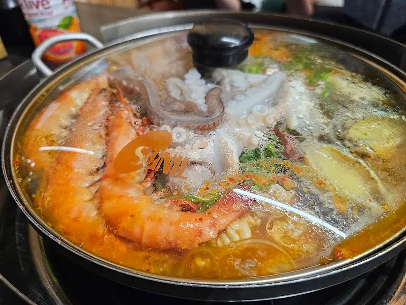 해산물이 가득 담긴 해물탕 냄비