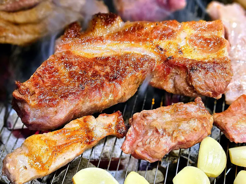 참숯 위에서 구워지는 이베리코 목살