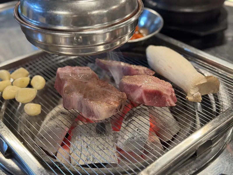 참숯 불판 위에서 익어가는 고기