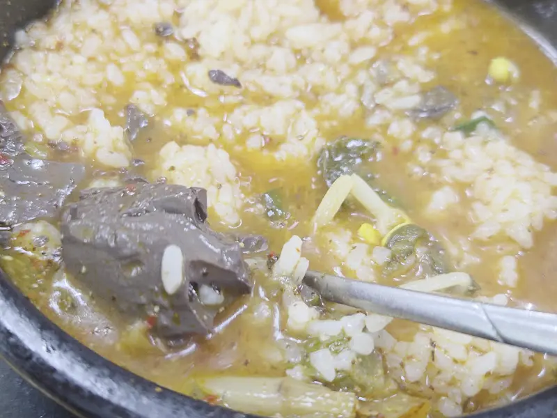 밥을 말아 먹는 모습