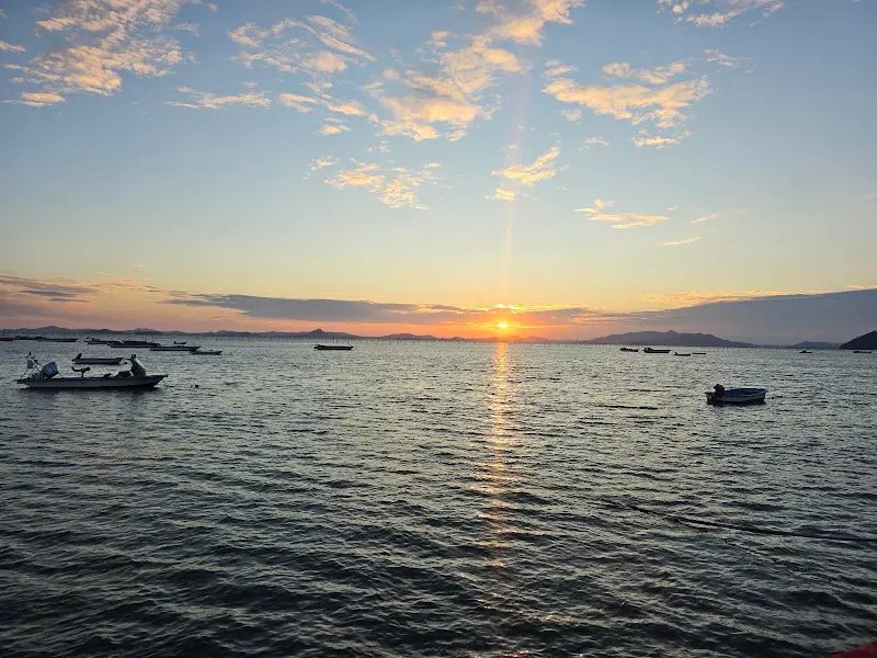 바다와 하늘이 맞닿은 아름다운 풍경