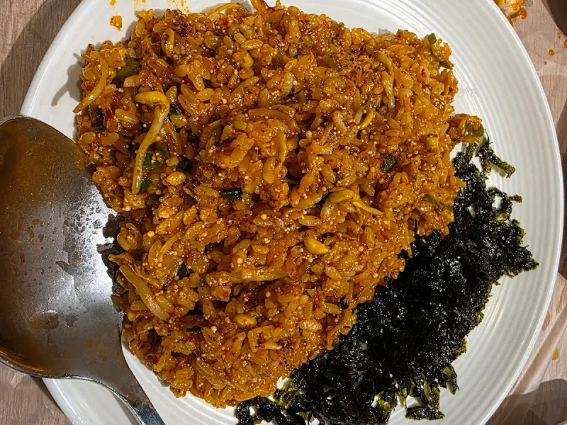 고소한 김 가루가 듬뿍 뿌려진 볶음밥