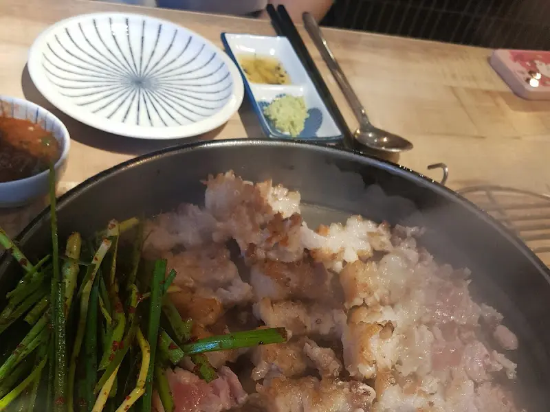 불판 위 눈꽃 삼겹살과 부추