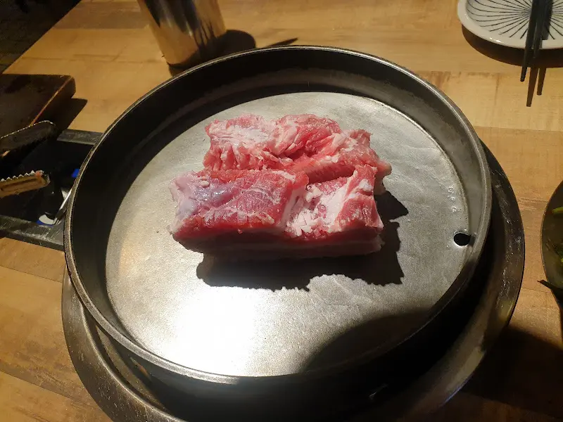 불판 위 삼겹살