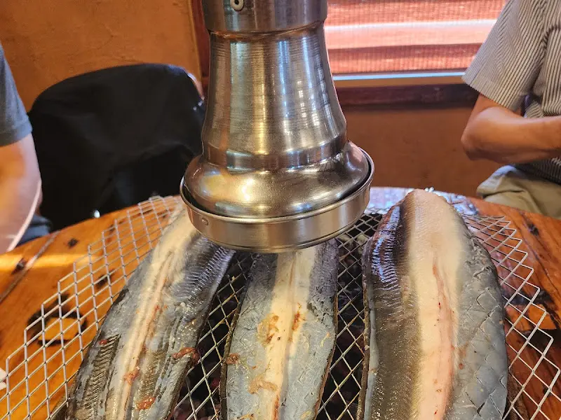 숯불 위에서 구워지는 장어