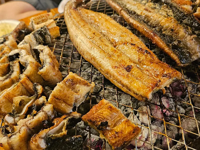 잘 구워진 장어 단면