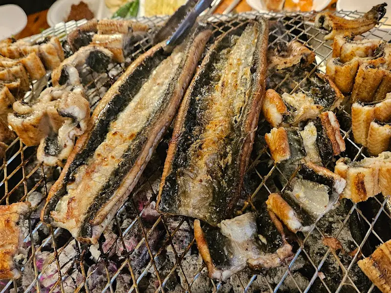 숯불 위에서 잘린 장어