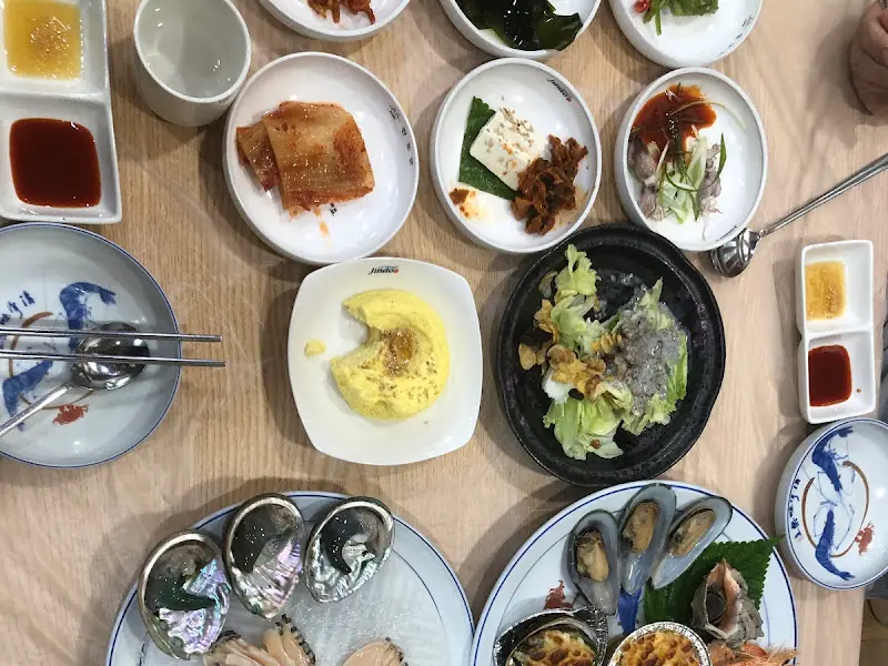 다양한 밑반찬이 정갈하게 담겨 나온 모습