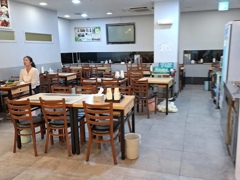 깔끔한 내부 테이블 전경