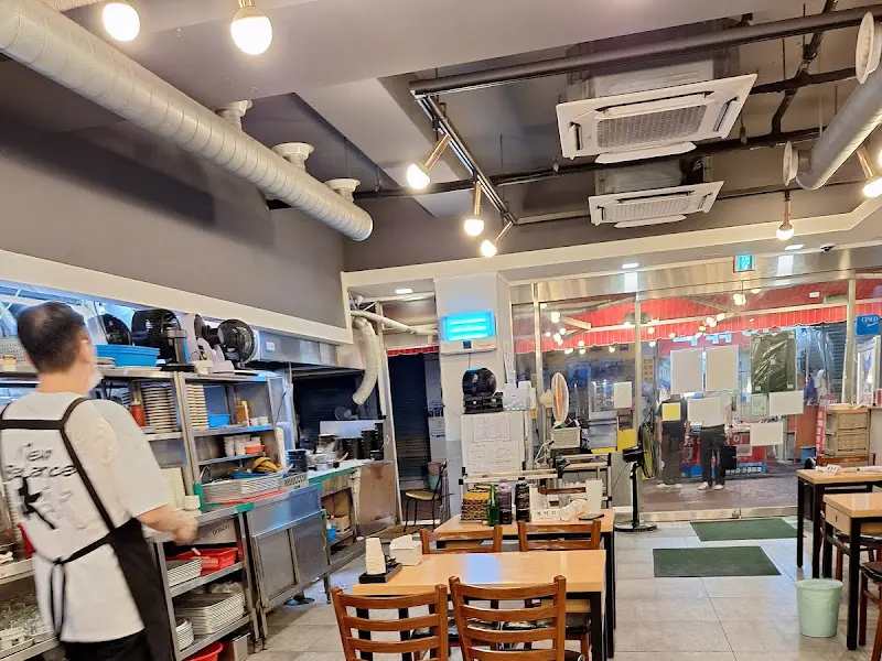 넓고 깔끔한 내부