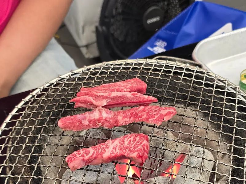 숯불 위에서 익어가는 갈비살