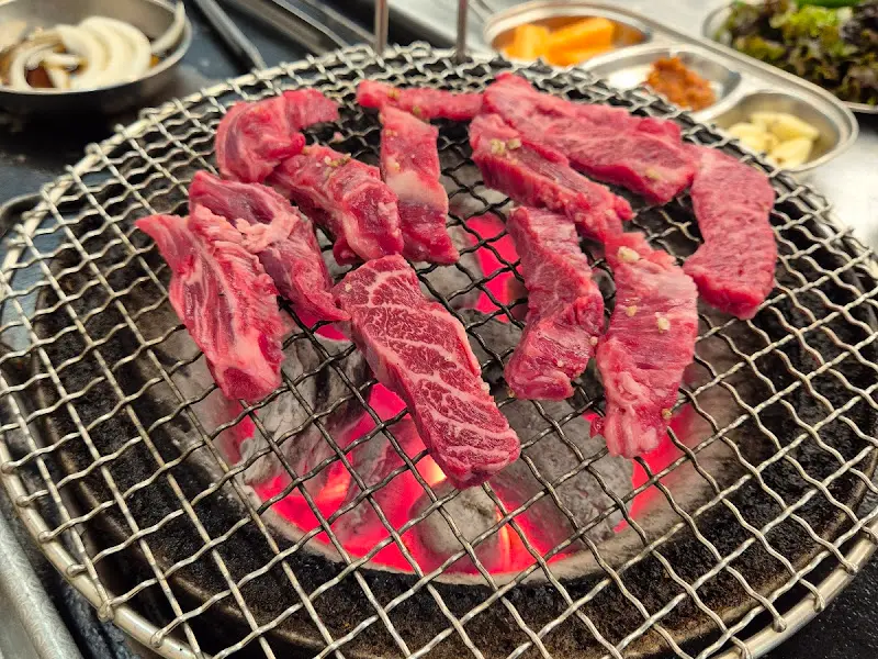 숯불에 구워진 먹음직스러운 갈비살