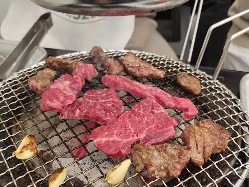 노릇하게 구워진 갈비살과 마늘