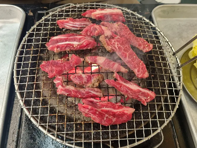 숯불에 구워지는 갈비살