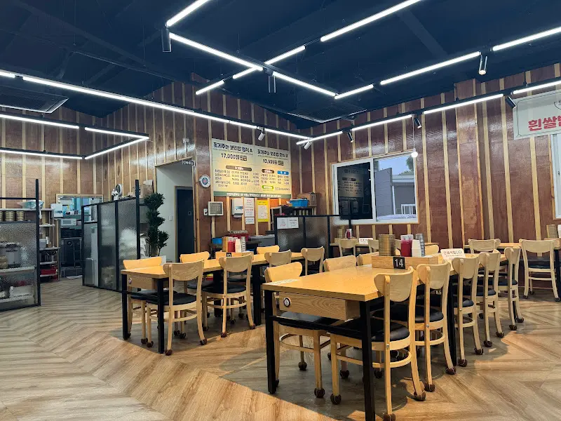 넓고 깔끔한 내부