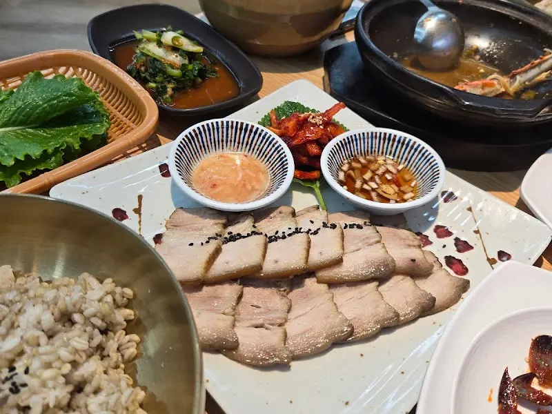 수육, 게장, 쌈 채소