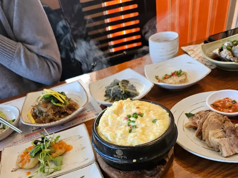 다채로운 반찬들이 놓인 테이블