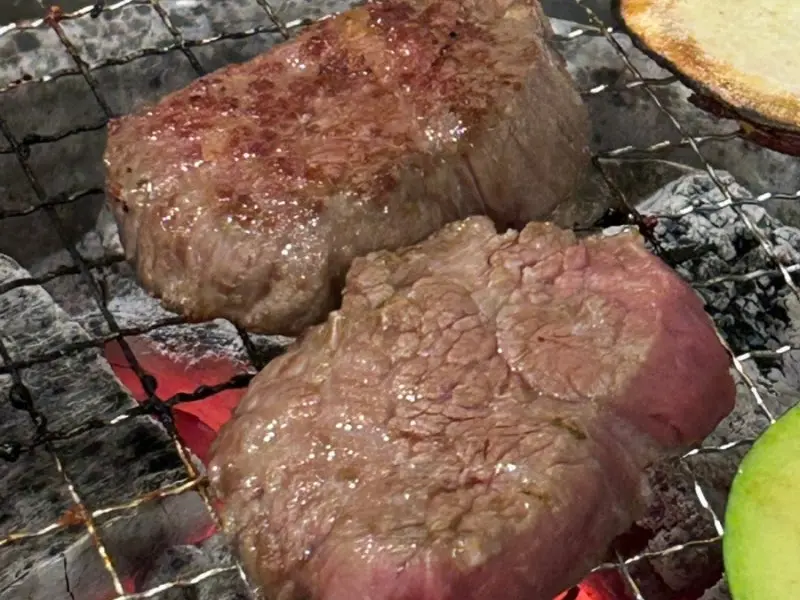 숯불 위에서 구워지는 소고기