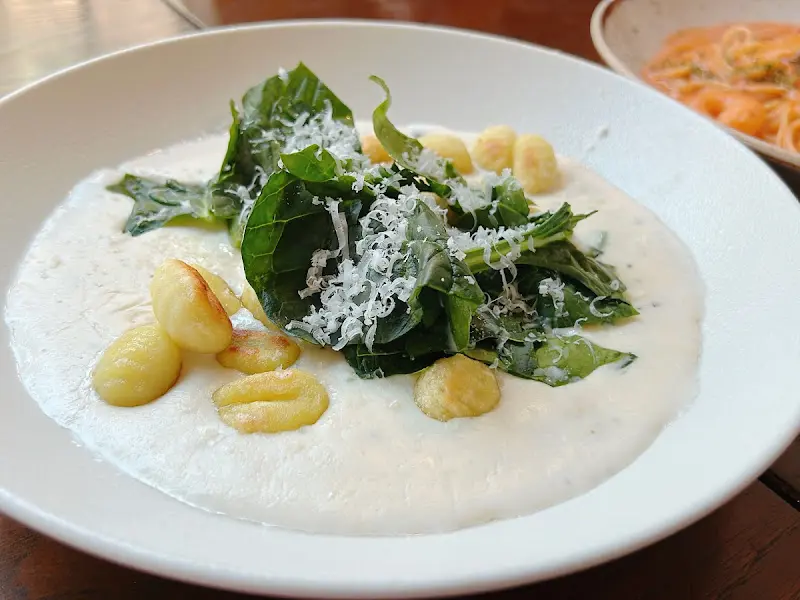 뽀얀 크림 소스에 뒤덮인 시금치 크림 뇨끼