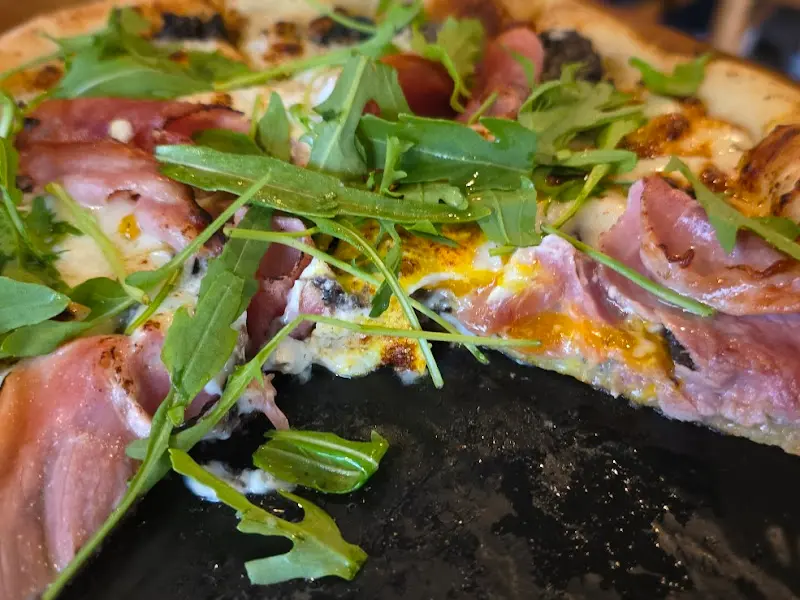 잠봉과 루꼴라, 계란의 조화가 돋보이는 잠봉에그 피자