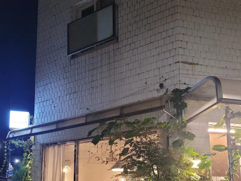 밤 풍경에 녹아든 오비스트로 외관