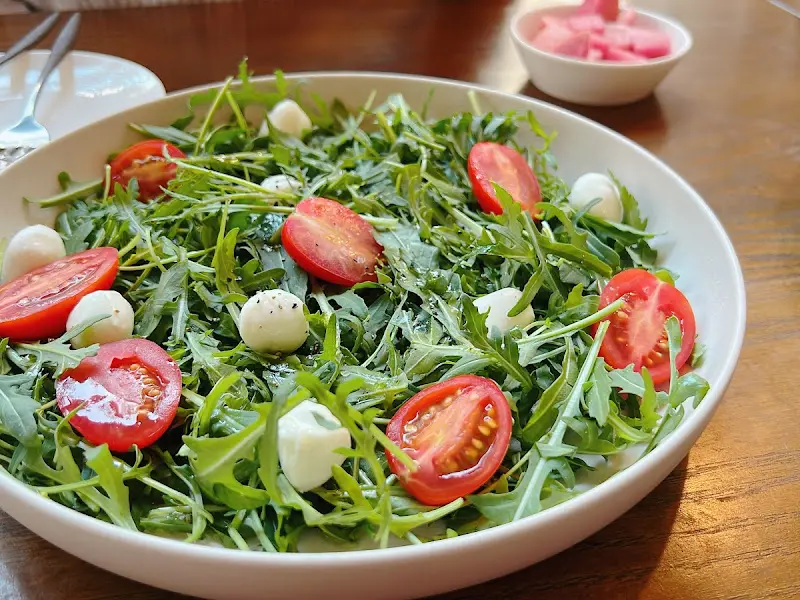 싱그러운 루꼴라와 토마토, 치즈가 듬뿍 담긴 샐러드