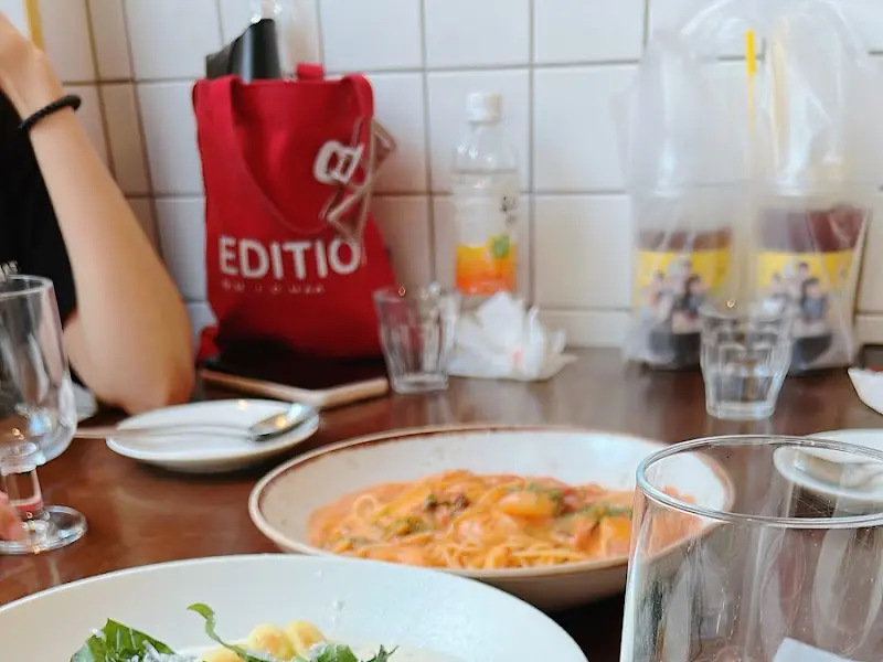 테이블 위에 놓인 파스타와 뇨끼