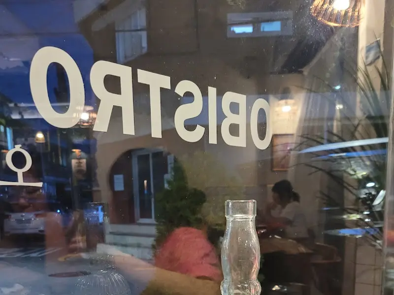 오비스트로 유리창에 비친 가게 이름