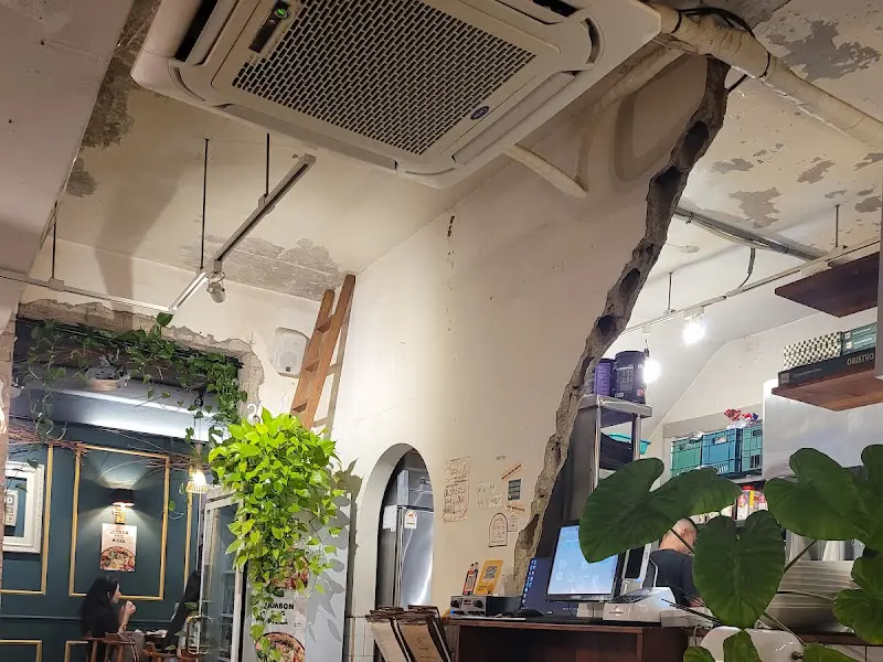 세련된 분위기의 오비스트로 내부 인테리어