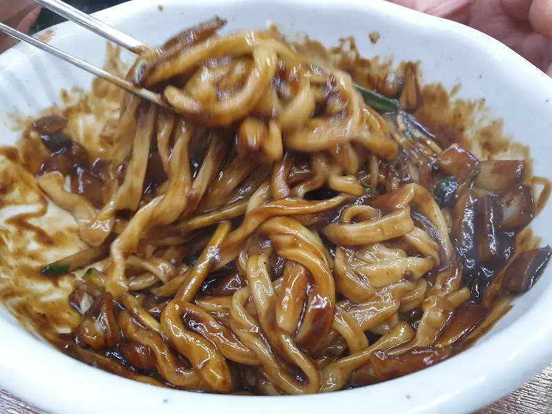 윤기가 흐르는 짜장면의 모습