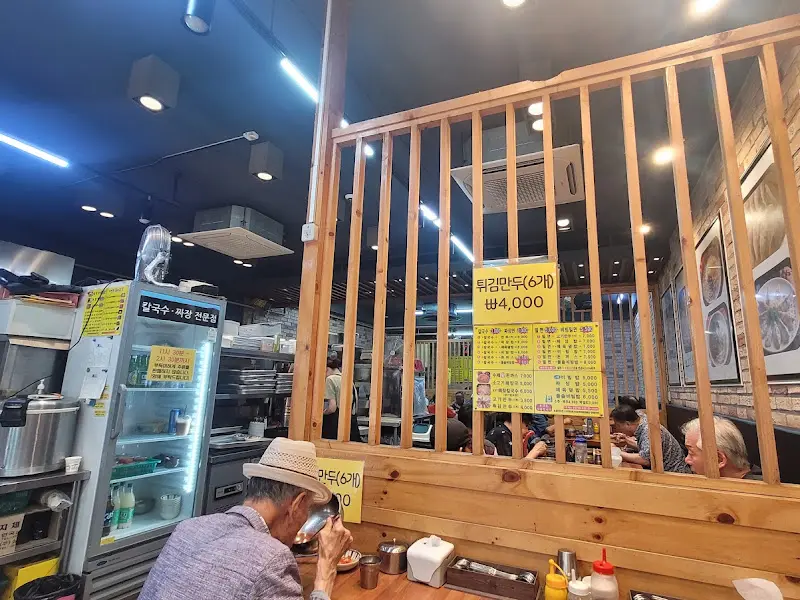 정겨운 분위기의 식당 내부