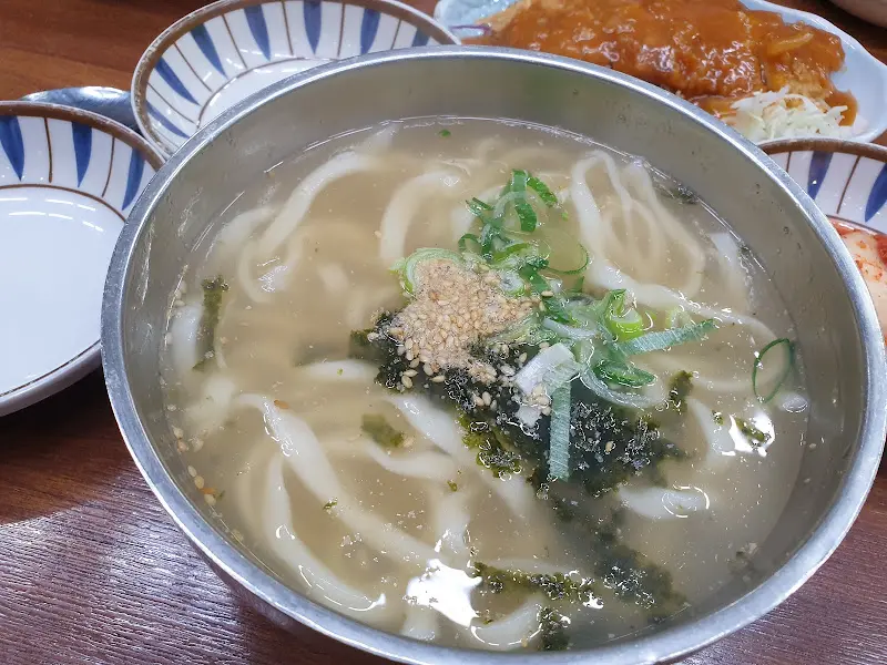 칼국수와 돈가스의 조화