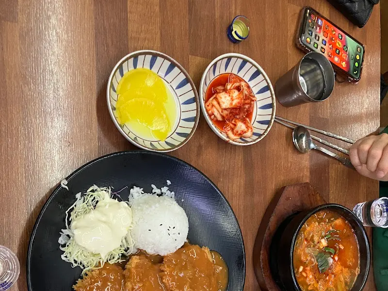 돈가스, 소고기 해장국, 곁들임 반찬