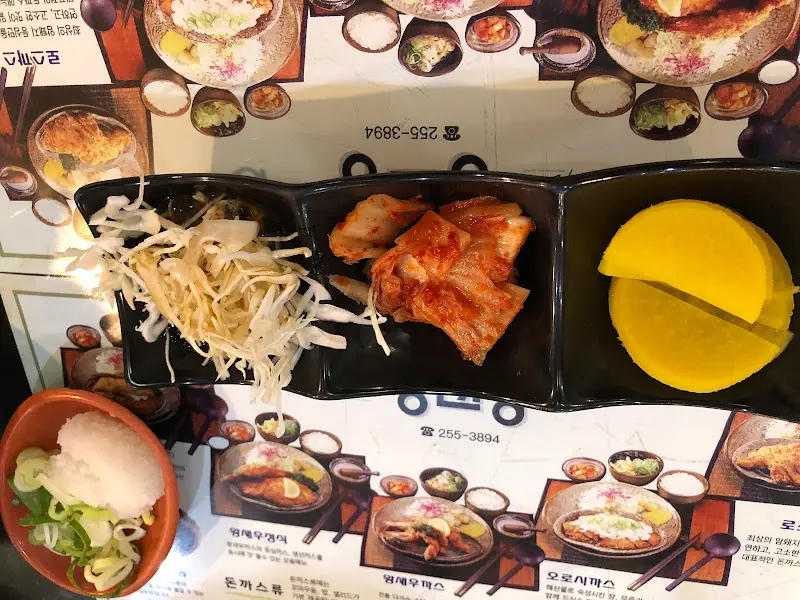 정갈하게 담겨 나온 기본 반찬