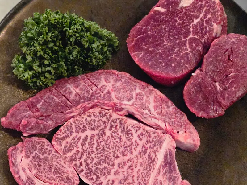 환상적인 마블링의 채끝등심과 안심