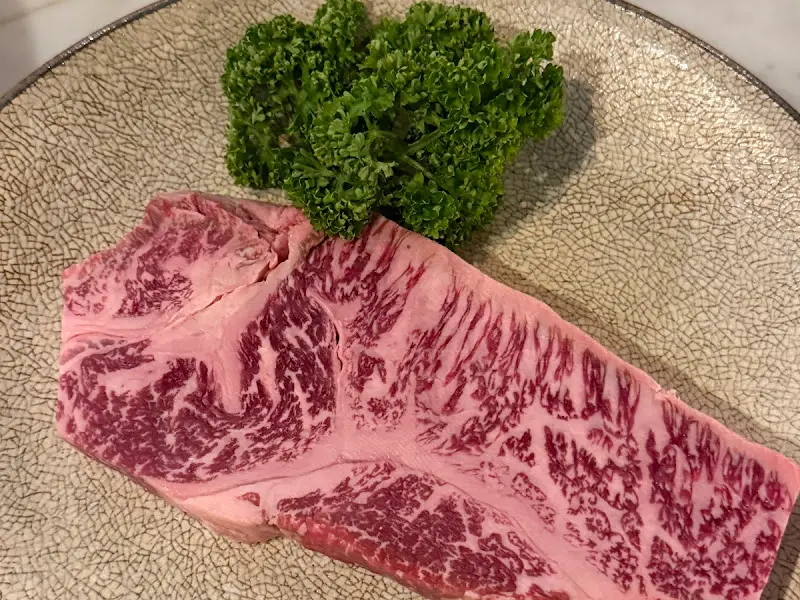 잘 구워진 채끝등심의 단면