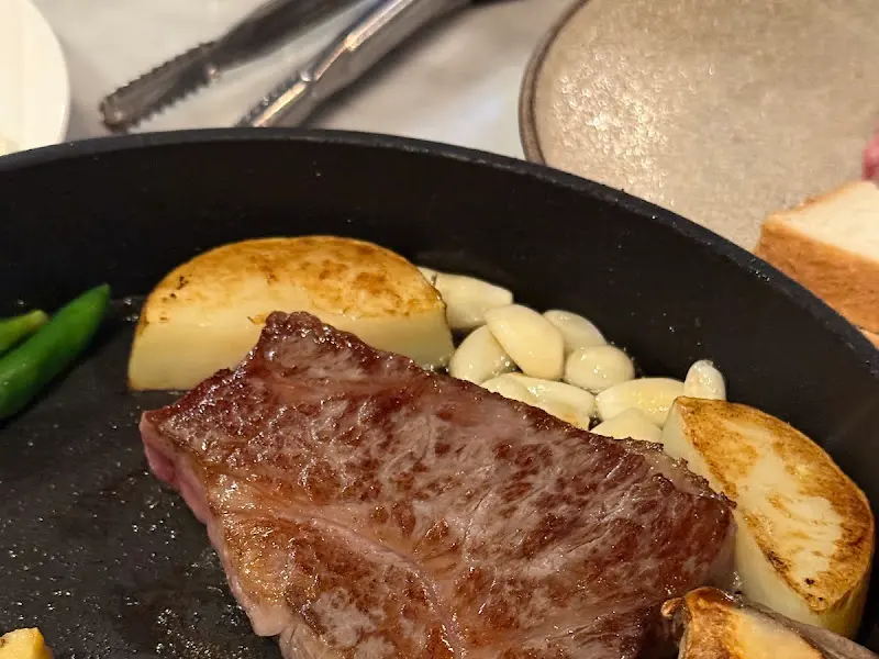 구워진 고기와 가니쉬