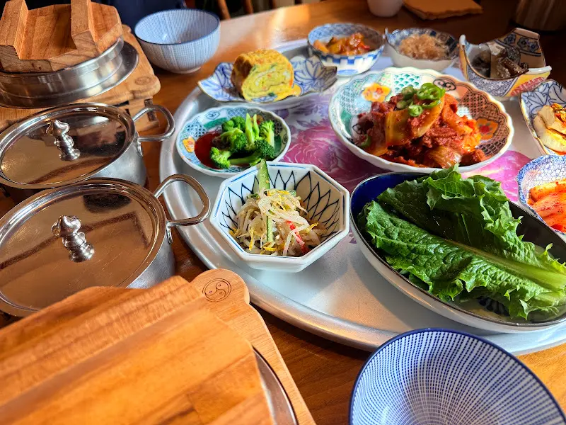 돌솥밥 정식 전체 모습