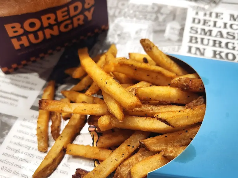 시즈닝이 듬뿍 뿌려진 프렌치 프라이
