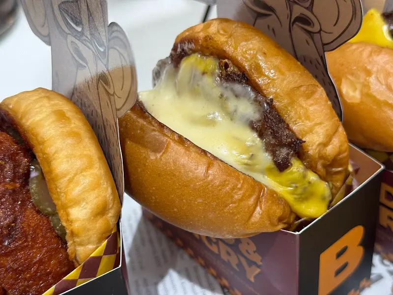 치즈가 듬뿍 녹아내린 버거