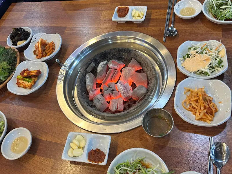 푸짐한 밑반찬과 숯불