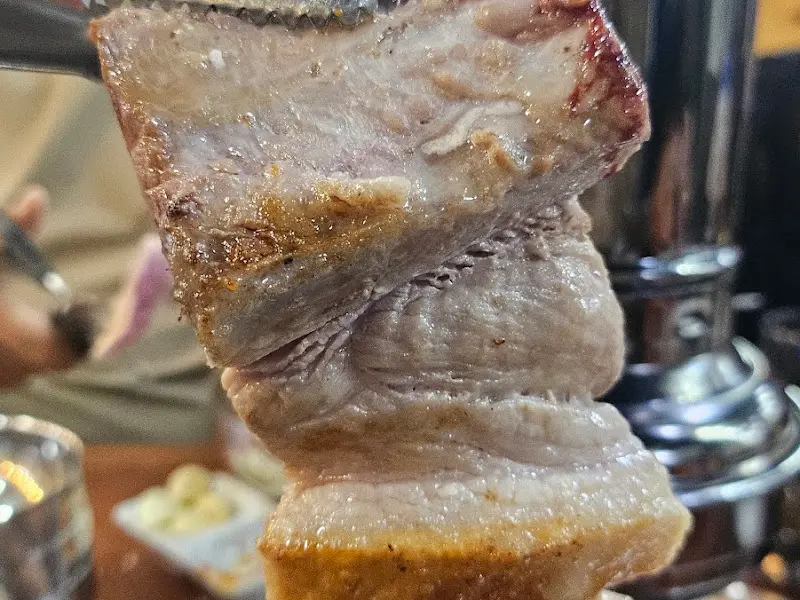 잘 구워진 흑돼지 오겹살