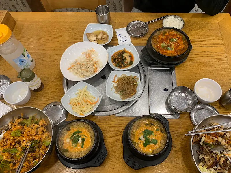 한상 가득 차려진 음식