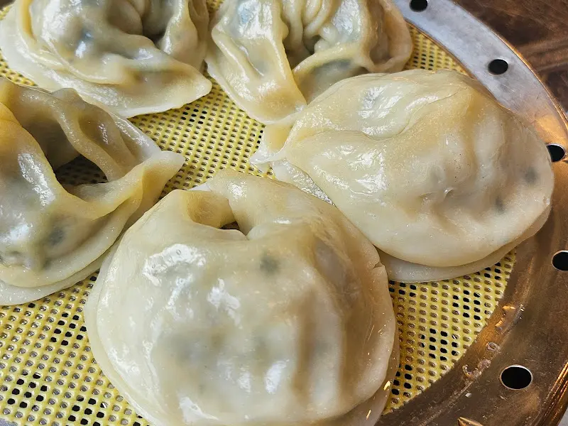 윤기가 자르르 흐르는 손만두