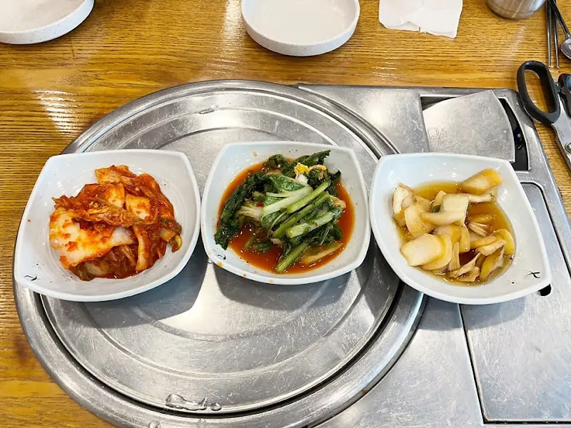 정갈하게 담긴 밑반찬들