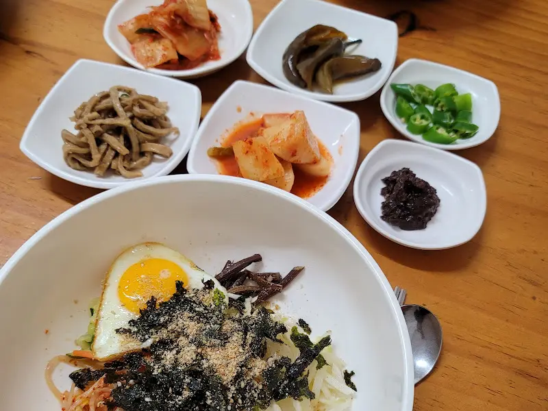 보리밥과 푸짐한 밑반찬